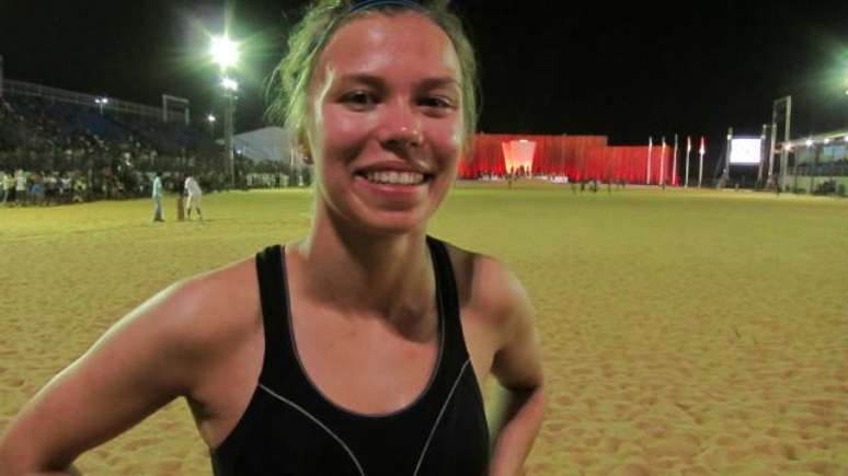 Loira de olhos azuis do povo saami da Finl&acirc;ndia chama a aten&ccedil;&atilde;o em competi&ccedil;&otilde;es