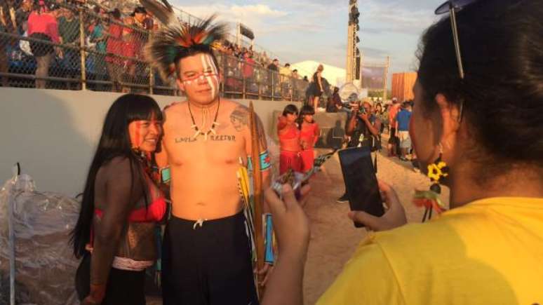 Norteamericano diz que j&aacute; posou para mais de 500 fotos desde o in&iacute;cio dos jogos