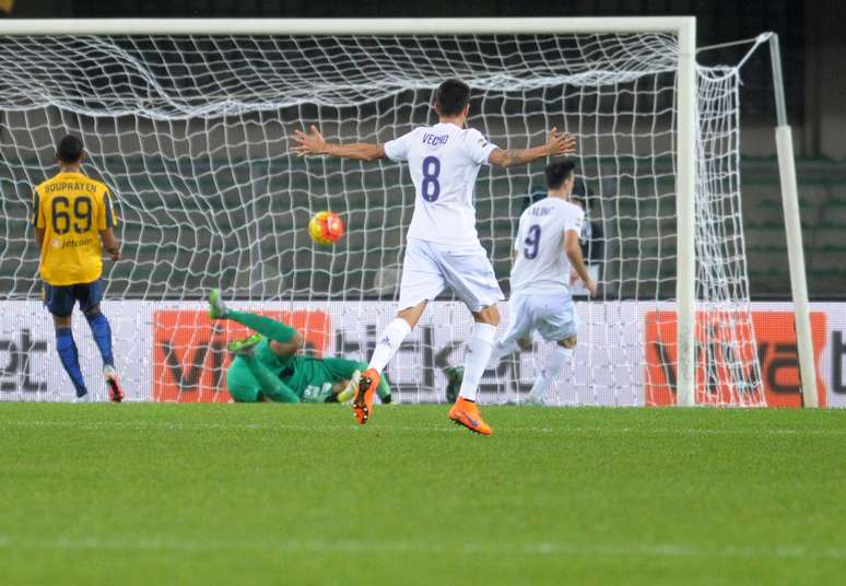 Kalinic faz o segundo gol da Fiorentina diante do Hellas Verona fora de casa