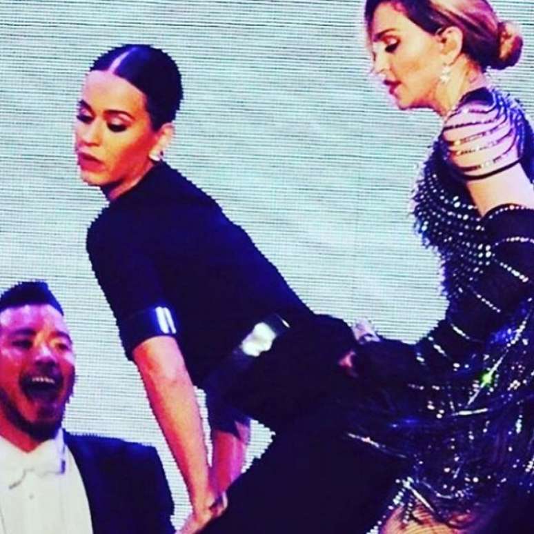 Durante o show, Katy Perry e Madonna protagonizaram uma dancinha sensual