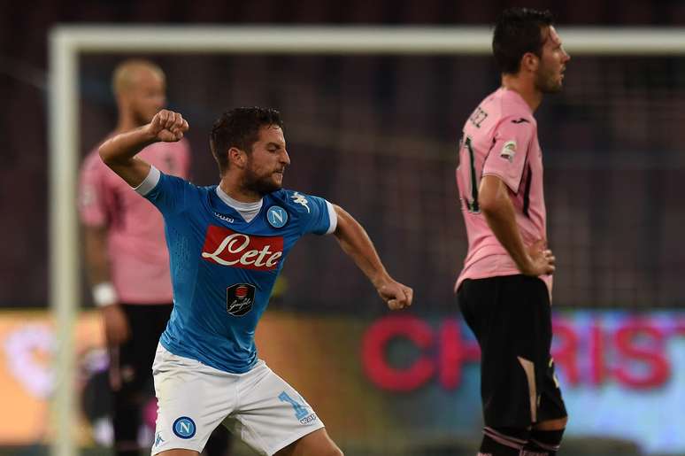 Mertens comemora segundo gol do Napoli na vitória sobre o Palermo