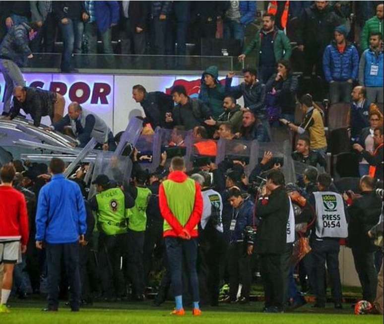 Torcida do Trabzonspor se revoltou com pênalti não marcado 