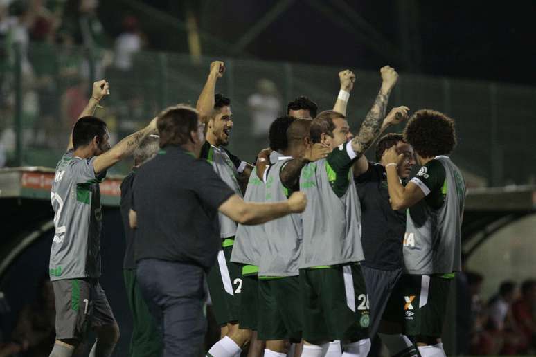 Banco da Chapecoense comemora primeiro gol de Bruno Rangel