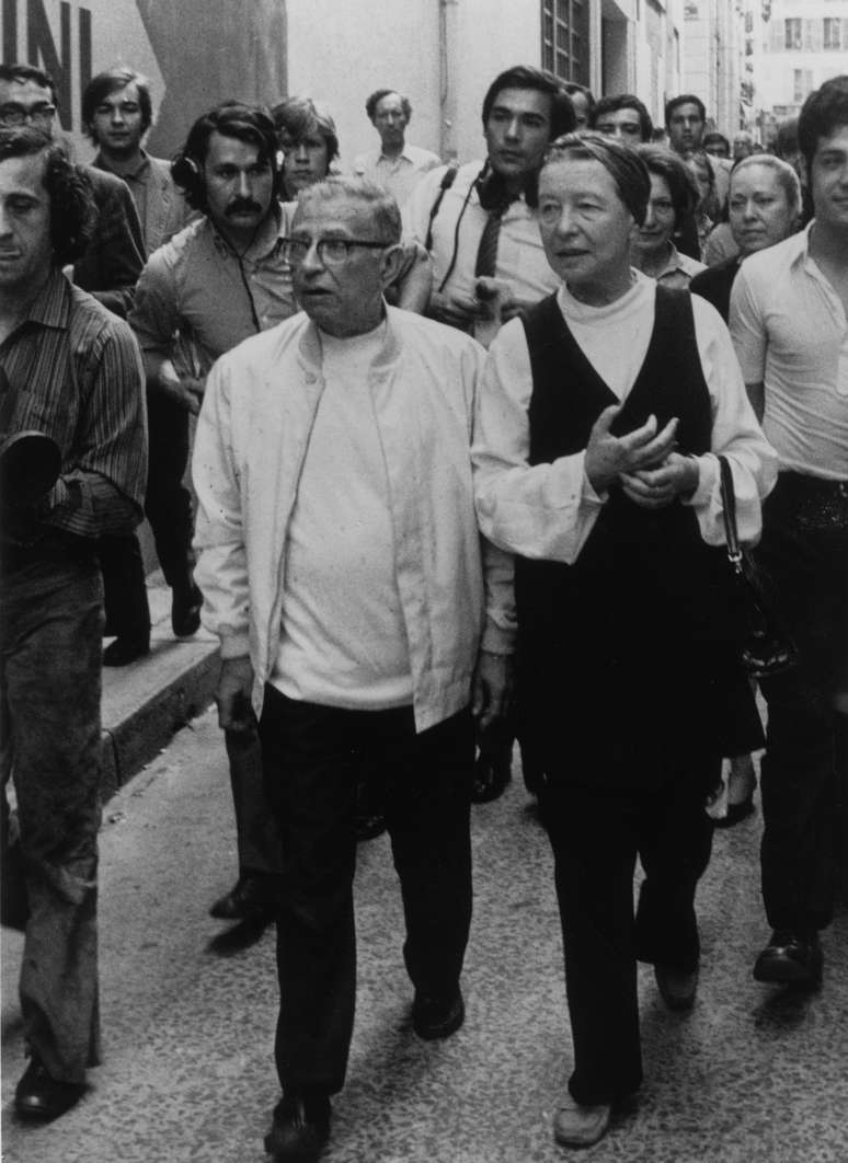 Trecho de livro de Beauvoir, nesta foto com o filósofo francês Jean-Paul Sartre, foi destaque no Enem