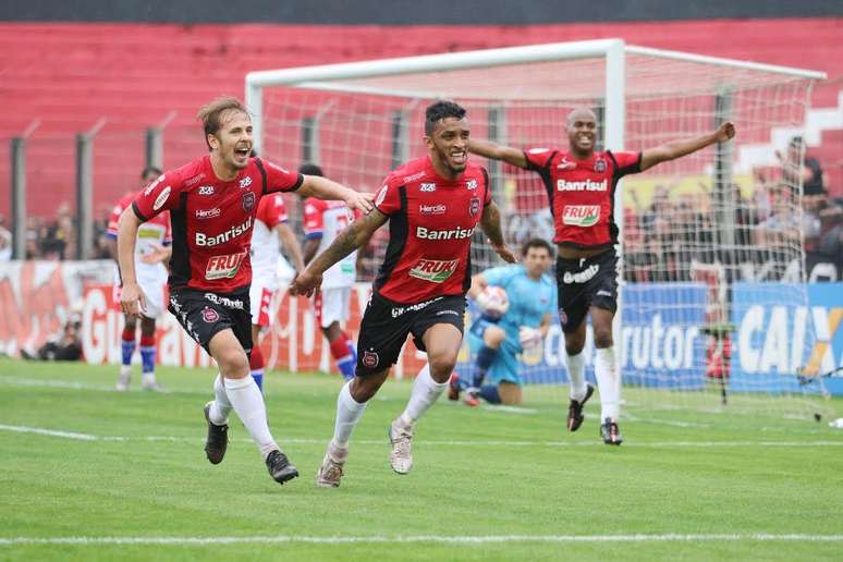 Cleverson celebra o gol diante do Fortaleza