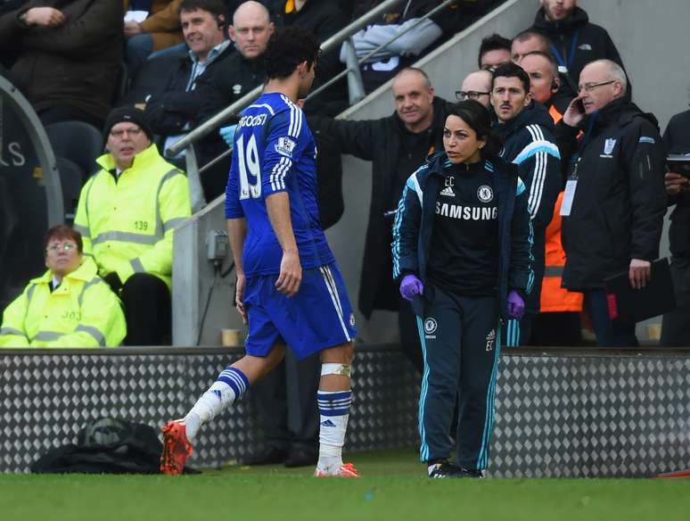 Eva Carneiro conversa com Diego Costa em partida contra o Hull em março