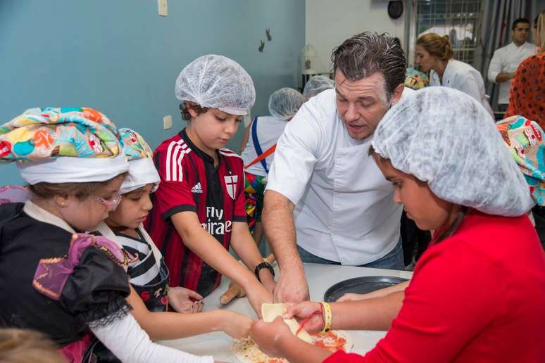 Marcos participou de oficina de pizza com crianças na escola de inglês Startarte: &#034;fico muito feliz em difundir o mundo da gastronomia e mostrar que criança também pode cozinhar&#034;