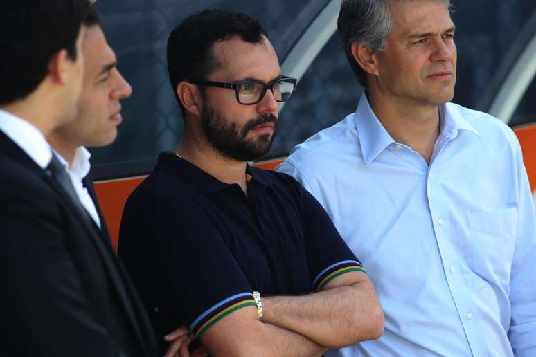 Mário Bittencourt (de óculos) e Peter Siemsen (à direita) foram suspensos pelo STJD