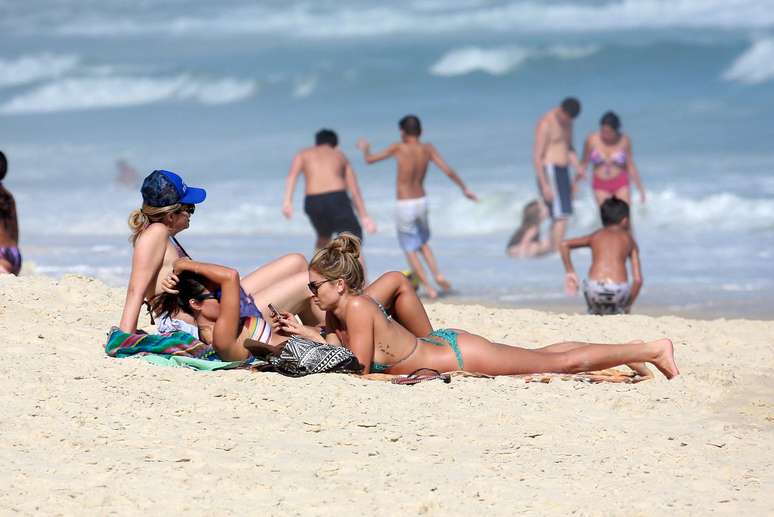 Grazi Massafera curtiu sábado de sol na praia do Pepino em São Conrado