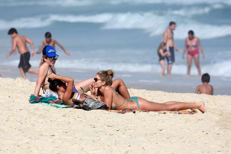 Grazi Massafera curtiu sábado de sol na praia do Pepino em São Conrado