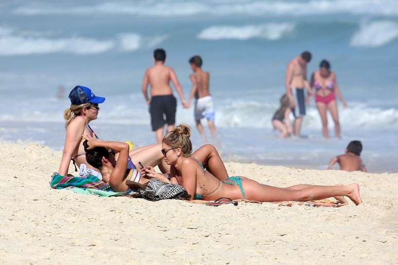 Grazi Massafera curtiu sábado de sol na praia do Pepino em São Conrado