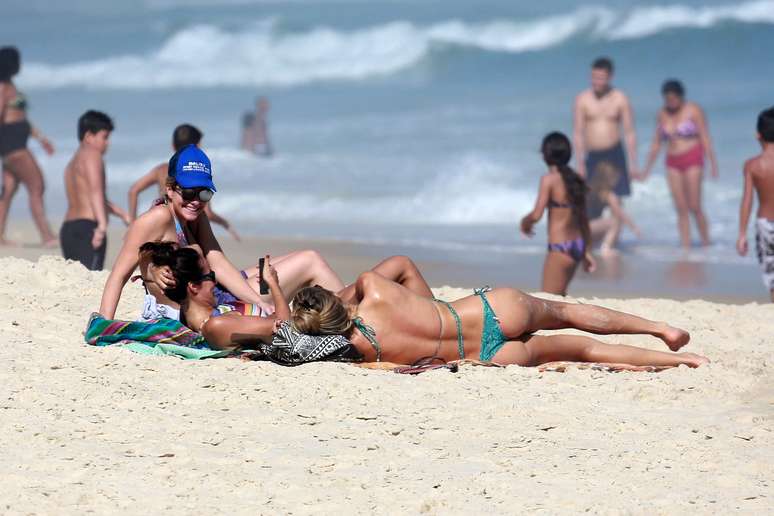 Grazi Massafera curtiu sábado de sol na praia do Pepino em São Conrado