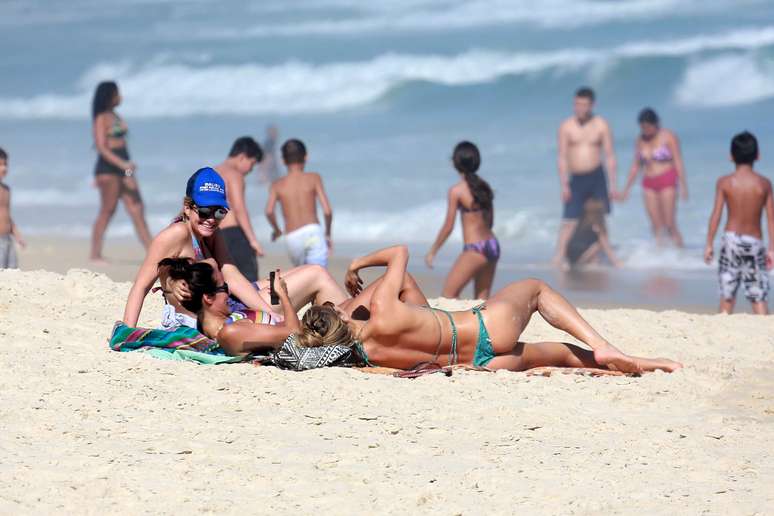 Grazi Massafera curtiu sábado de sol na praia do Pepino em São Conrado