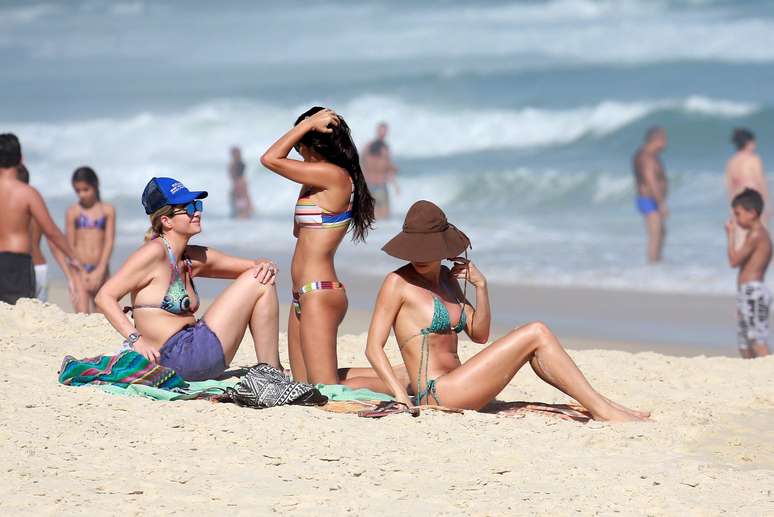 Grazi Massafera curtiu sábado de sol na praia do Pepino em São Conrado