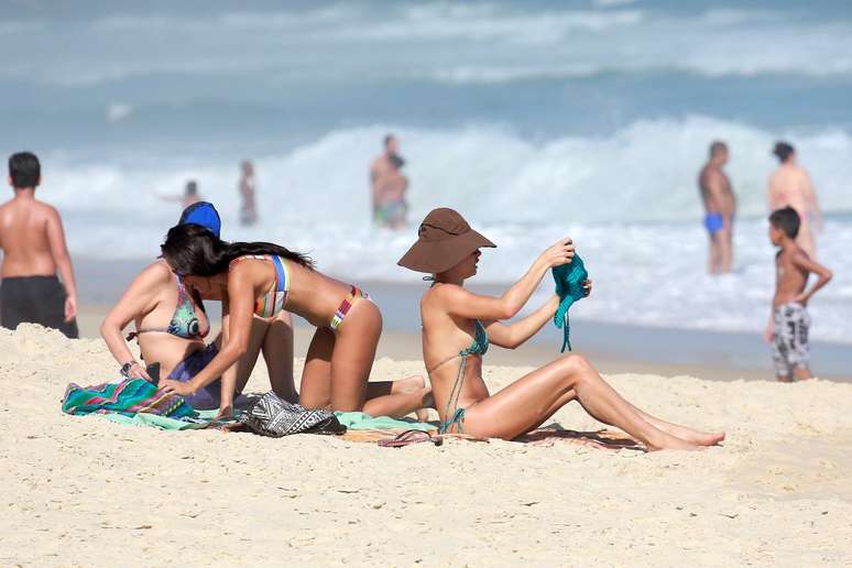 Grazi Massafera curtiu sábado de sol na praia do Pepino em São Conrado