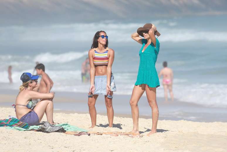 Grazi Massafera curtiu sábado de sol na praia do Pepino em São Conrado