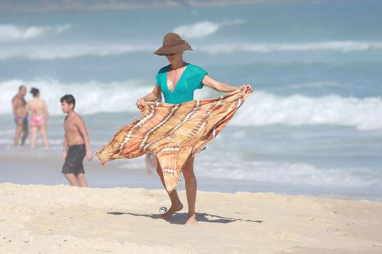 Grazi Massafera curtiu sábado de sol na praia do Pepino em São Conrado