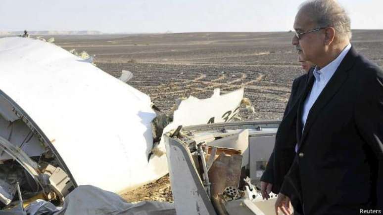 O primeiro-ministro do Egito, Sharif Ismail, visitou a área do acidente neste sábado
