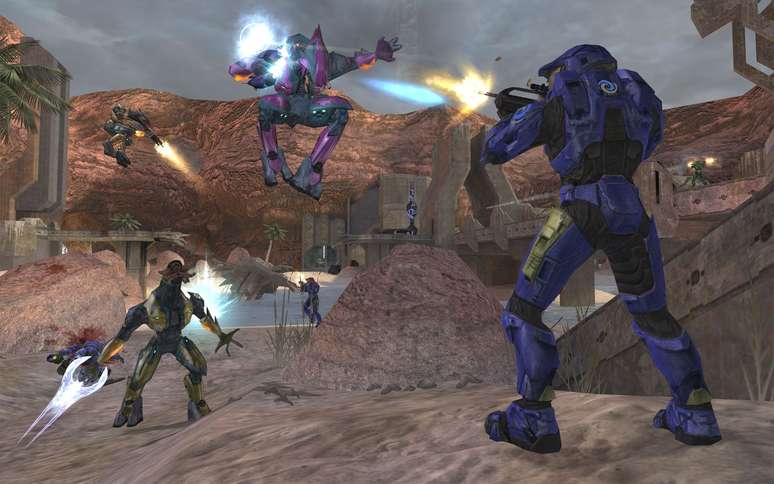 Halo 2 foi o primeiro jogo da série a ser integrado ao serviço de multiplayer online Xbox Live