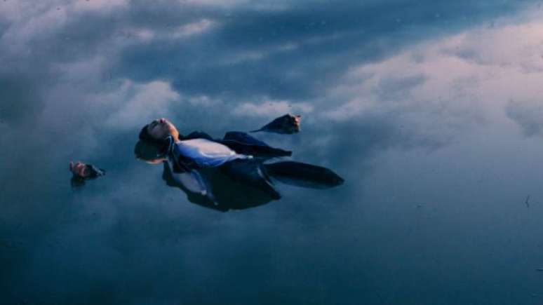 Uzochukwu diz ter uma 'conex&atilde;o emocional' com esta foto, que o retrata flutuando em uma lagoa gelada no final do inverno