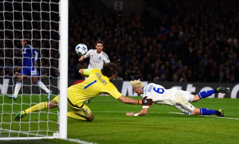 Gol contra de Dragovic tirou o zero do placar no primeiro tempo