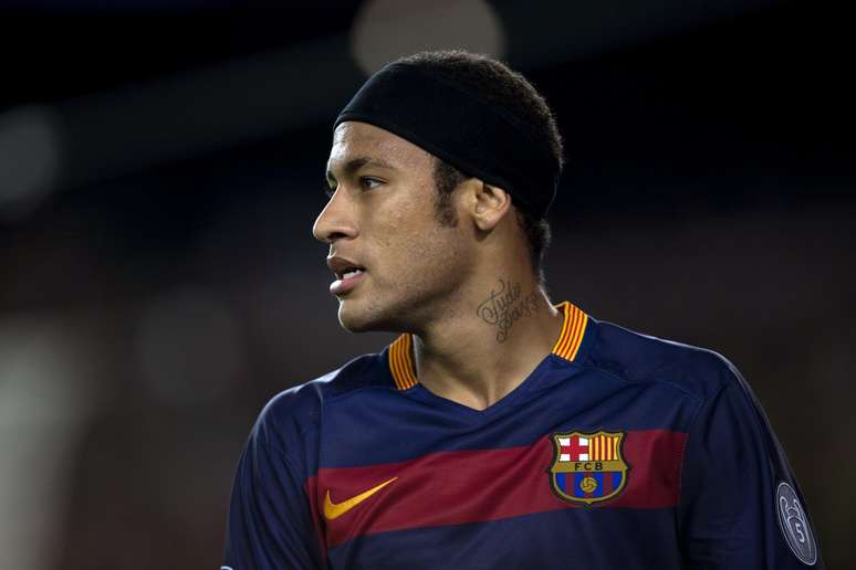 Neymar jogou com uma faixa na cabeça