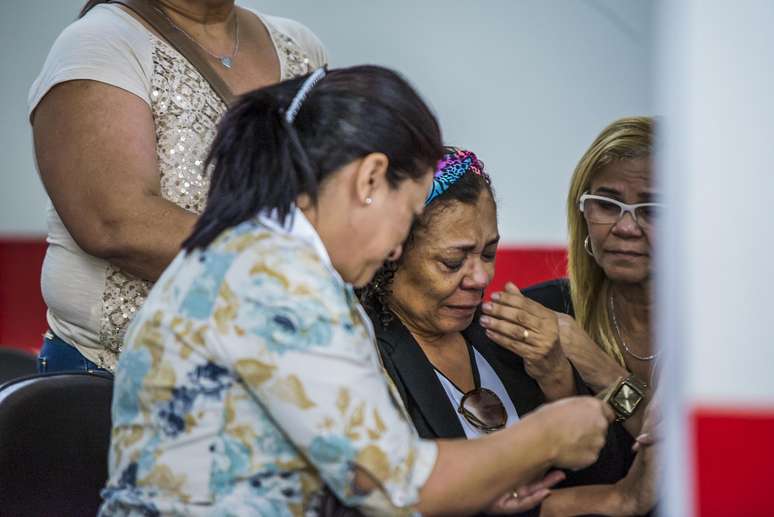 Família da dançarina vai ao IML para fazer a liberação do corpo. Na foto, a mãe de Ana Carolina, Antonia Souza Vieira, chora ao lado de parentes