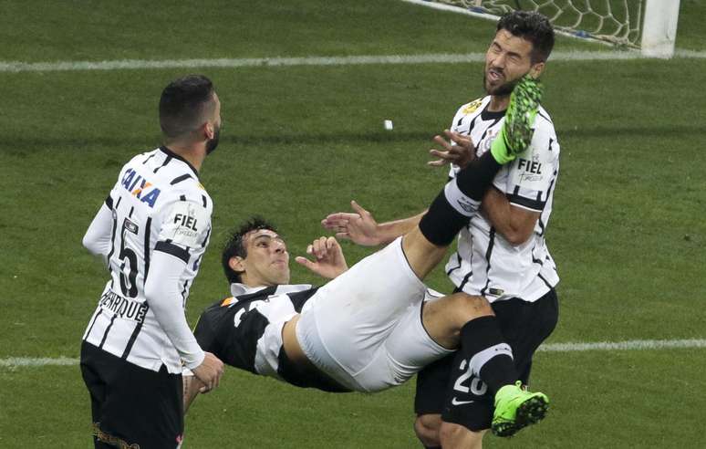 No primeiro turno, em São Paulo, o Corinthians bateu o Vasco por 3 a 0