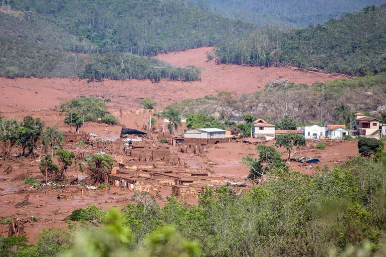 Duas barragens pertencentes à mineradora Samarco se romperam, no distrito de Bento Rodrigues, zona rural a 23 quilômetros de Mariana, em Minas Gerais, e inundaram a região com lama, rejeitos sólidos e água usados no processo de mineração