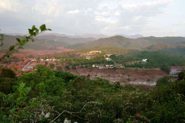 Duas barragens pertencentes à mineradora Samarco se romperam na tarde dessa quinta-feira (5), no distrito de Bento Rodrigues, zona rural a 23 quilômetros de Mariana, em Minas Gerais, e inundaram a região com lama, rejeitos sólidos e água usados no processo de mineração