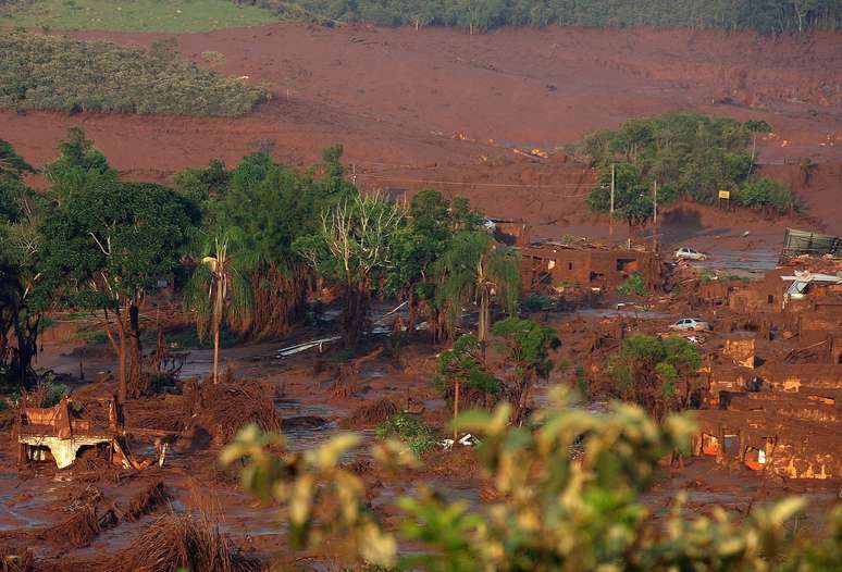 Duas barragens pertencentes à mineradora Samarco se romperam na tarde desta quinta-feira (5), no distrito de Bento Rodrigues, zona rural a 23 quilômetros de Mariana, em Minas Gerais, e inundaram a região com lama, rejeitos sólidos e água usados no processo de mineração
