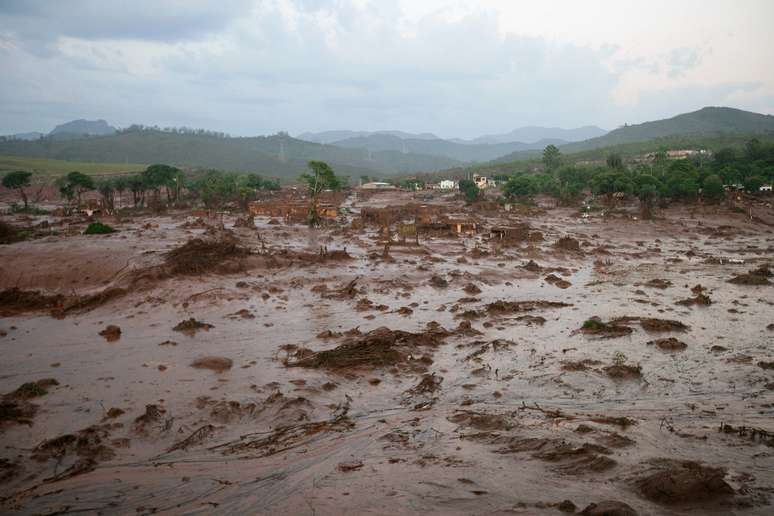 Barragens do Fundão e de Santarém se romperam e causaram uma tragédia no distrito de Bento Rodrigues