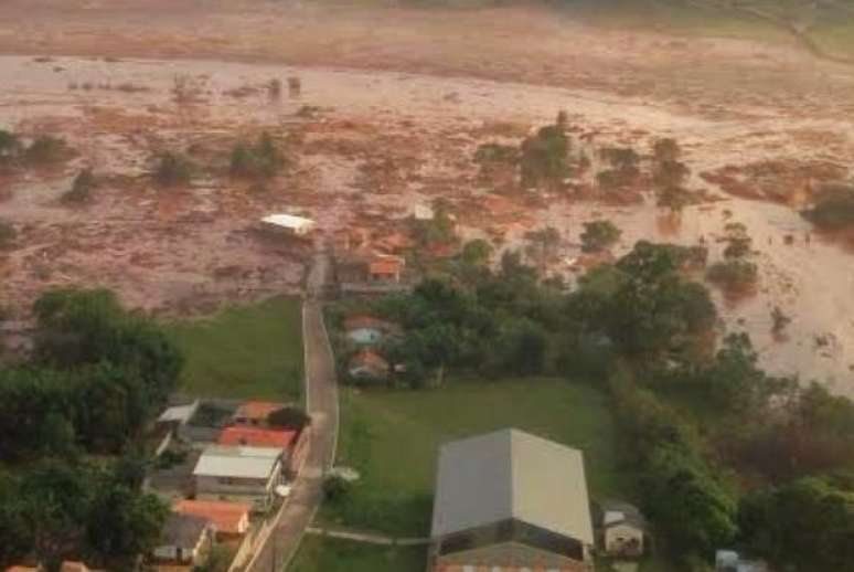 Onda de lama e detritos que desceu da barragem que se rompeu e atingiu parte do distrito de Bento Rodrigues, a 23 quilômetros de Mariana, em Minas Gerais
