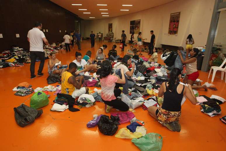 Voluntários recebem doações no Ginásio Arena, no bairro Jardim dos Inconfidentes, em Mariana (MG)