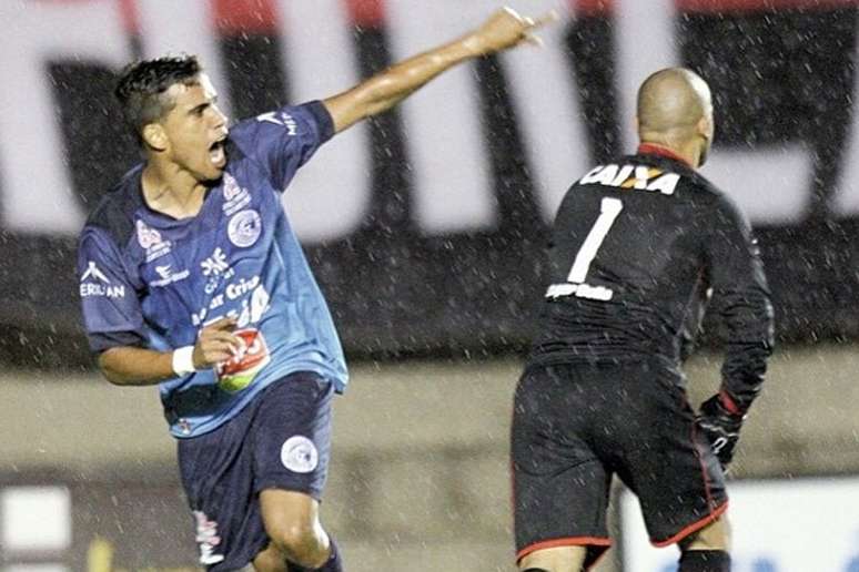 Wendell Lira, hoje no Vila Nova, disputa o Puskas pelo gol marcado pelo Goianésia