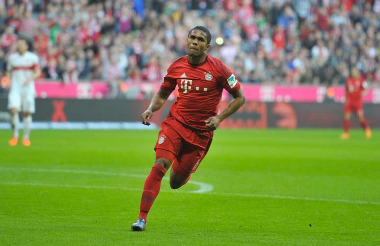 Brasileiro Douglas Costa fez o segundo gol do Bayern em vitória em casa