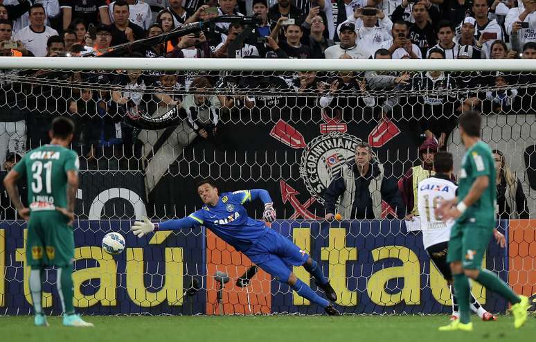 Em cobrança de pênalti, Jadson abriu o placar na Arena Corinthians