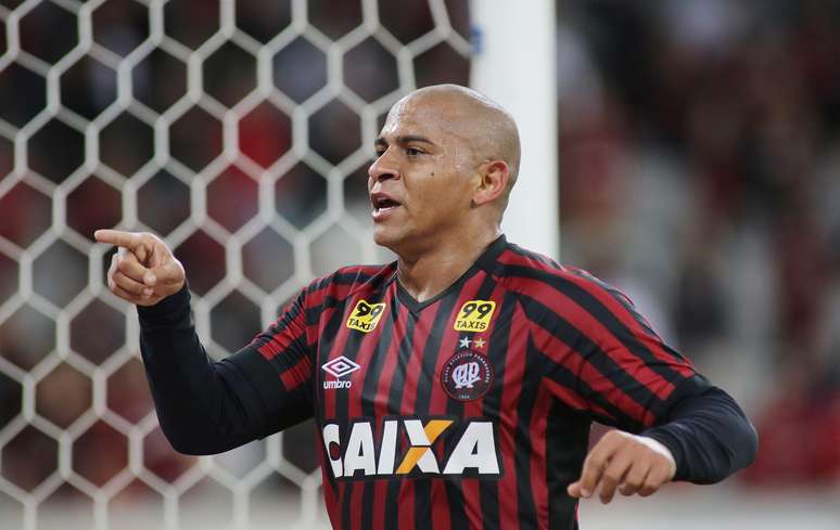 Walter comemora primeiro gol do Atlético-PR na Arena da Baixada