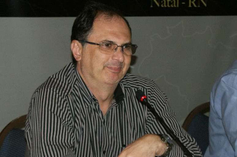 O hematologista Jos&eacute; Francisco Marques J&uacute;nior diz que m&eacute;dicos devem avaliar quando transfus&atilde;o &eacute; realmente necess&aacute;ria