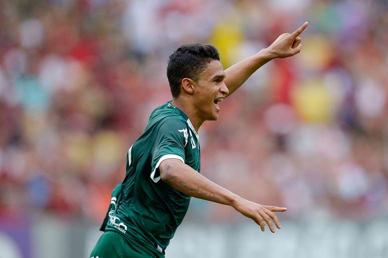 Erik empatou a partida para o Goiás antes do intervalo