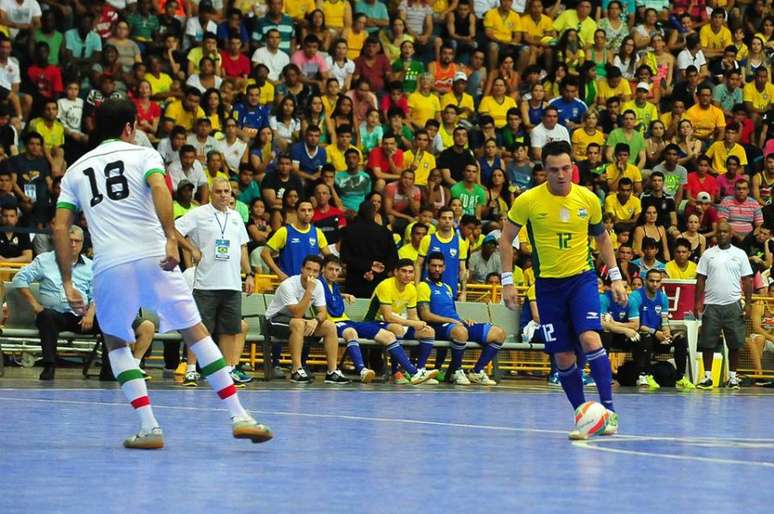 Mesmo com uma lesão na coxa, Falcão saiu do banco de reservas para marcar um dos gols da vitória do Brasil, em Uberaba (MG)