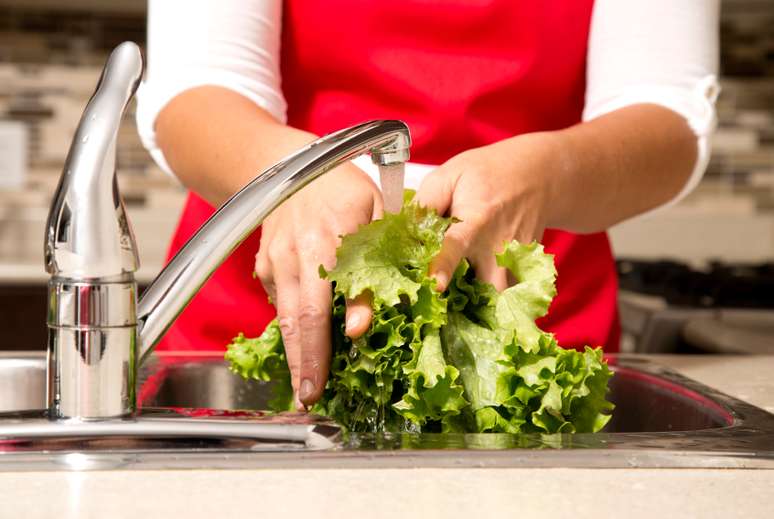 Após a compra das hortaliças, lave-as bem antes da refrigeração.