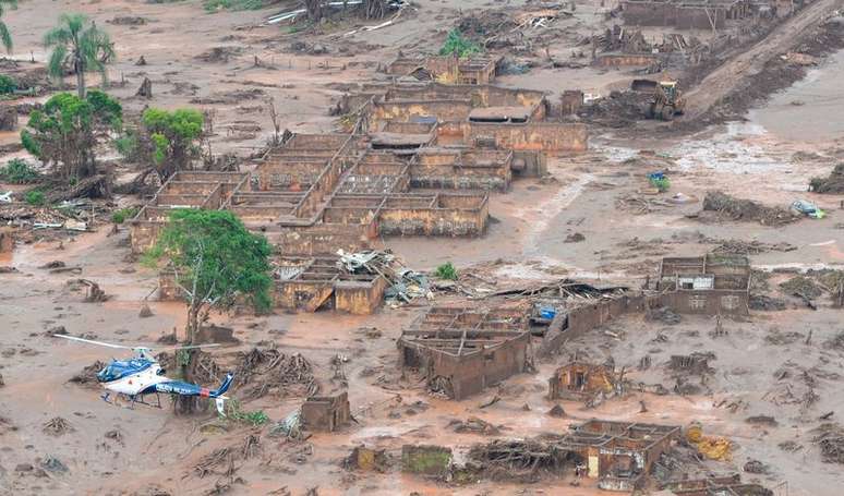 Rompimento da barragem sa Samarco causou destruição em Mariana