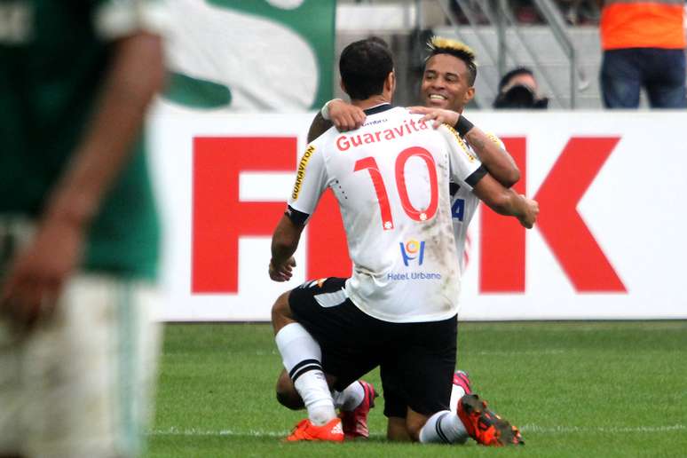 Autores dos gols do Vasco, Nenê e Rafael Silva se abraçam