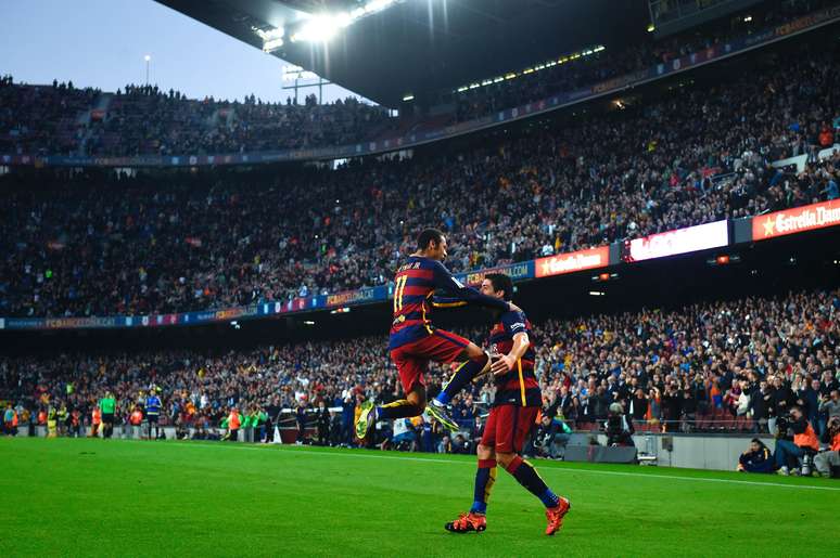 Neymar comemora com Suárez o golaço no Camp Nou