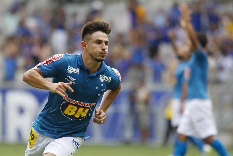 Willian empatou para o Cruzeiro logo na sequência do gol do São Paulo