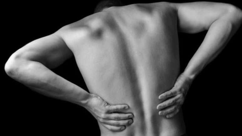 Dor nas costas não é motivo para ficar parado – muito pelo contrário