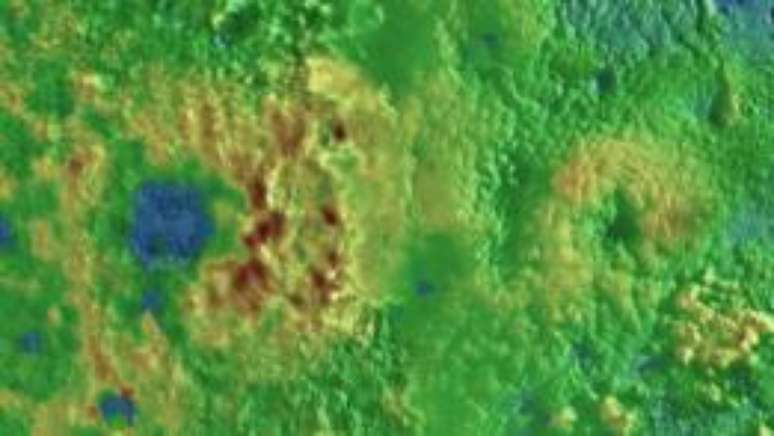 Piccard Mons (à esq.) and Wright Mons (à dir.); as cores da imagem divulgada pela Nasa indicam a altura: azul é baixo, verde é intermediário e marrom é alto