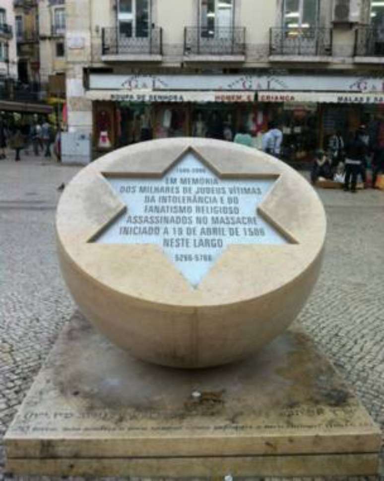 Hoje um dos pontos turísticos mais famosos de Lisboa, a praça do Rossio, no centro da capital, foi palco de execuções de judeus durante a Inquisição
