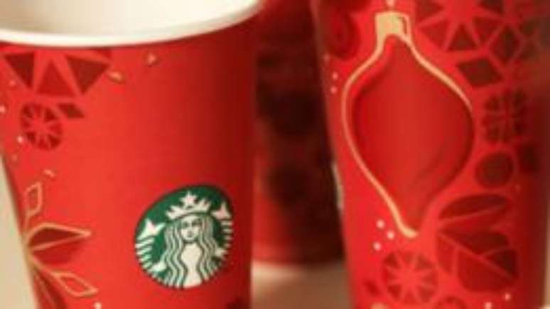 Os antigos copos de Natal do Starbucks incluiam desenhos de enfeites